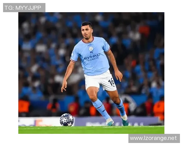 足球明星低调出街被拍到亲民形象引发粉丝热议与关注