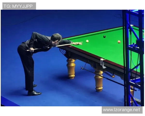 约翰希金斯在斯诺克比赛中对阵突尼斯选手的精彩对决分析与回顾