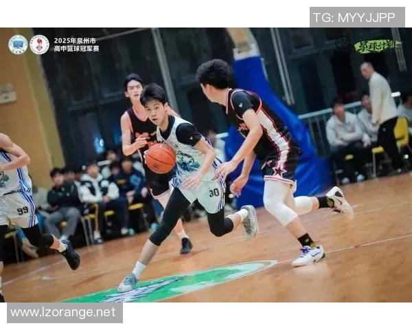 篮球比赛中的篮球明星们如何在赛场上展现个人魅力与团队精神